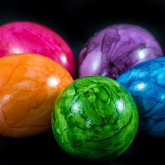 Bunte Ostereier auf schwarz