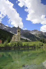 Kapelle St. Gertraud in Sulden mit Ortler Massiv und Bergsee, Südtirol, Italien, Europa