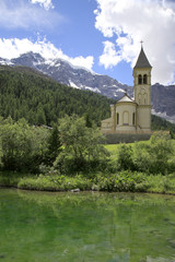Kapelle St. Gertraud mit Ortler Gebirge und See, Sulden, Südtirol, Italien, Europa