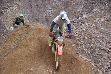 Motocrossfahrer im Gel&auml;nde