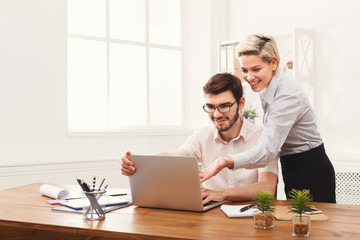 Obraz premium Couple of young colleagues working at modern office