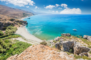 Prevelistrand op het eiland van Kreta, Griekenland. Er is een palmbos en een rivier in de kloof bij dit strand.