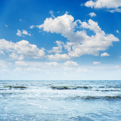 Obraz premium blue sky with waves and clouds over it