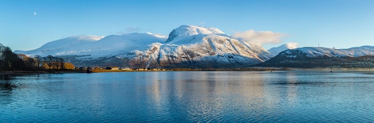 vue paysage de l& 39 écosse et du ben nevis près de fort william en hiver avec des montagnes enneigées et un ciel bleu calme et de l& 39 eau