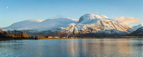 Stoff pro Meter Landschaftsansicht von Schottland und Ben Nevis in der Nähe von Fort William im Winter mit schneebedeckten Bergen und ruhigem blauen Himmel und Wasser © Andy Morehouse