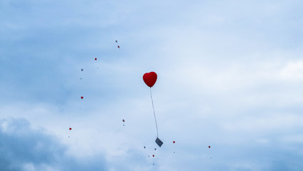 Herzluftballons Hochzeit mit Briefen fliegen in den Himmel - obrazy, fototapety, plakaty
