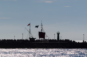 TOURIST SHIP ON VACATION - Small ship for scenic cruises on the red sea port © Wojciech Wrzesień