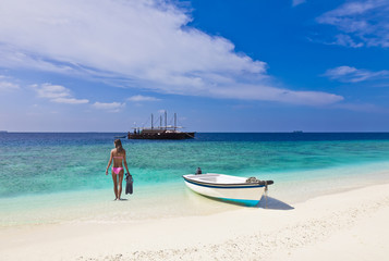 Fototapeta na wymiar Bikinimodel beim schnorcheln auf den Malediven