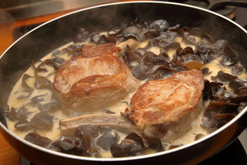 Kalbskotelett mit Morchelsosse