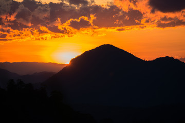 Obraz premium The landscape in the north country, Thailand Mountain sunset in winter