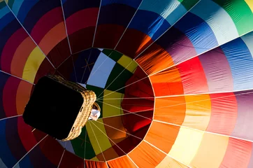 Photo sur Plexiglas Ballon Montgolfière et panier de couleur arc-en-ciel d& 39 en bas