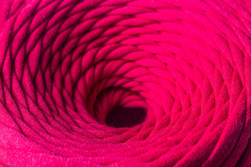 Клубок красных ниток для вязания на белом фоне