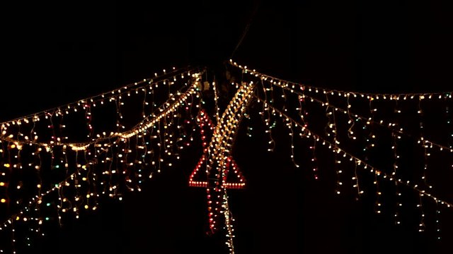 Iluminación navideña en nocturno de ciudad con estrella en el centro
