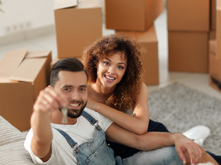 Obraz premium Young couple with a key to a new apartment.
