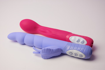 Dildo pink und lila auf weißem Hintergrund