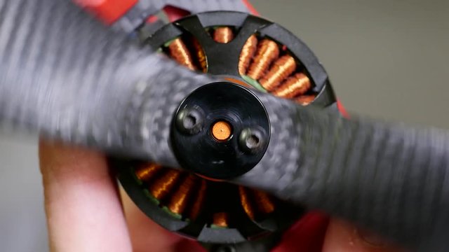 Removing and re-installing the propeller of a quadcopter with aluminum alloy prop adapter for quick release. Detachable main propellers solve the transportation problem of remote controlled multicopte