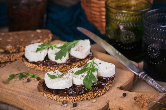 Bruschetta with fig jam, goat cheese and rucola