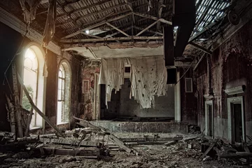 Foto op Plexiglas Oude verlaten gebouwen Oud griezelig verlaten rot geruïneerd spooktheater, een haveloos gordijn