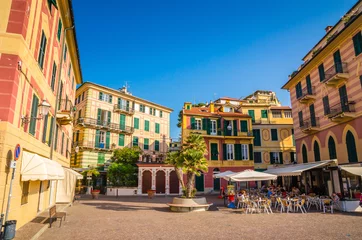 Fototapeten Enge Gassen und traditionelle Gebäude von Celle Ligure, Ligurien, Italien © Olena Zn