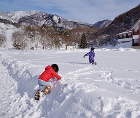 雪原を歩く子供