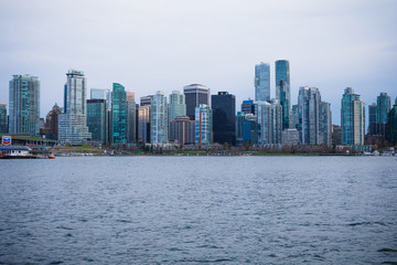 Fototapeta premium Śródmieście Vancouver, Kolumbia Brytyjska, Kanada. Widok na morze na miasto. Pochmurny poranek w Waterfront Vancouver.