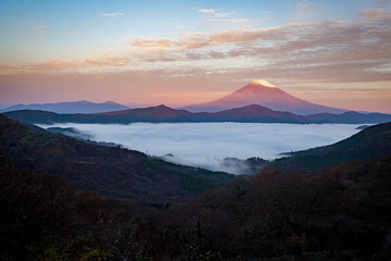 Fototapeta na wymiar Mt.fuji and sea of mist above lake ashi at Hakone in autumn early morning