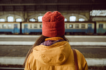 woman wiating for train on railway station - obrazy, fototapety, plakaty