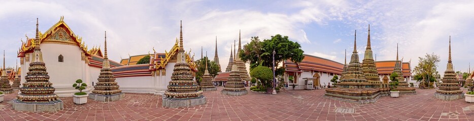 Fototapeta premium 360 Panorama of Wat Phra Chettuphon Wimon Mangkhalaram Ratchaworamahawihan (Wat Pho) / Circle panorama of Wat Pho public landmark of Bangkok