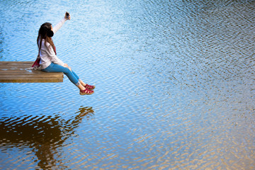 Fototapeta premium woman tourist enjoy selfie on the wooden bridge in lake, happy time and feeling comforable in trip