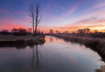 Fototapeta na wymiar Nebliger Sonnenaufgang am Fluss im Spätherbst