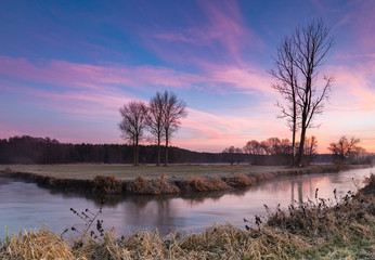 Nebliger Sonnenaufgang am Fluss im Spätherbst