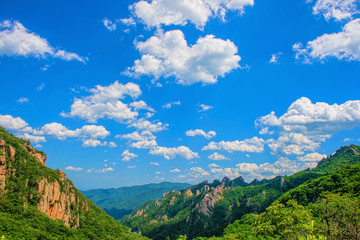 Fototapeta na wymiar The scenery of Mount Seorak in the osaek.