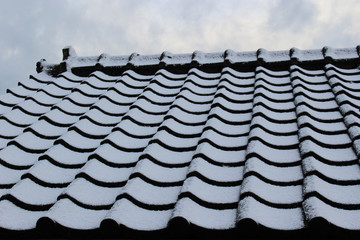 屋根瓦に積もる雪