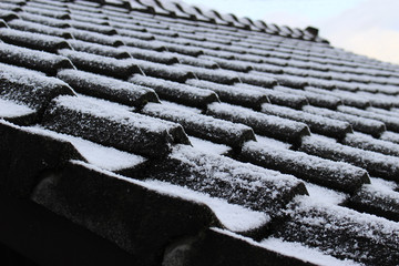 屋根瓦に積もる雪