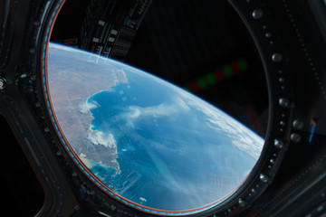 Fototapeta premium Widok planety Ziemia z okna stacji kosmicznej Elementy renderowania 3D tego obrazu dostarczone przez NASA