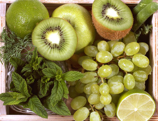 овощи и фрукты зелёного цвета лежат на столе из дерева  © Anna81