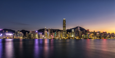 Fototapeta premium Victoria Harbor of Hong Kong at twilight