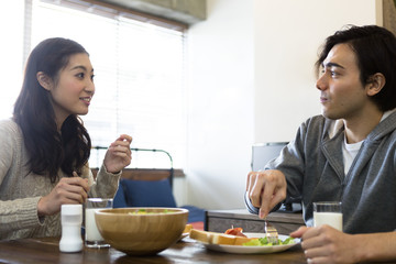 新婚夫婦の朝食