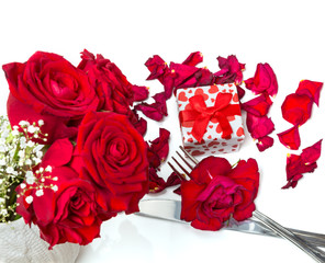 Rote Rosen, Geschenk und Besteck - Menü Valentinstag