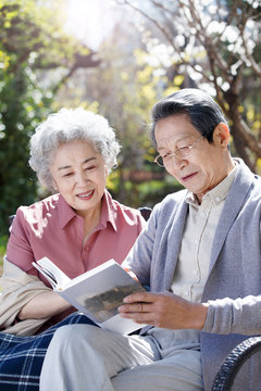 The old couple read in the sunshine