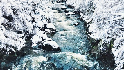 Bachlauf im Winter
