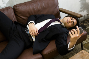 ソファで寝る男性