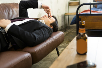 ソファで寝る男性