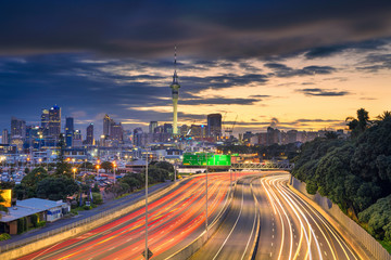 Auckland. Stadsbeeld van de skyline van Auckland, Nieuw-Zeeland bij zonsopgang.