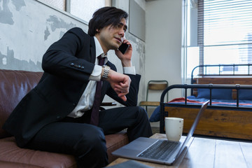 電話する男性