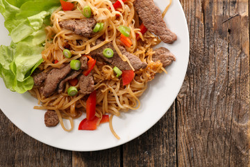 fried noodles with beef