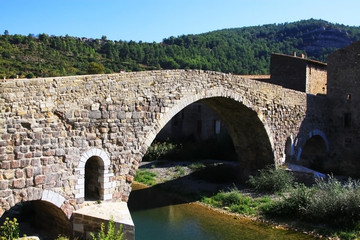 Fototapeta premium alte Steinbrücke in Grasse, Südfrankreich