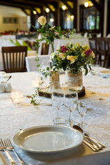 Pięknie udekorowany i nakryty stół przygotowany dla gości