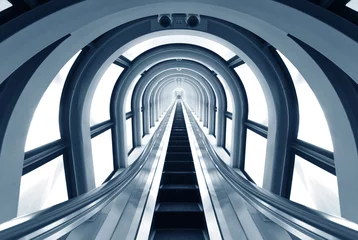 Velours gordijnen Tunnel Futuristische tunnel en roltrap van staal en metaal, binnenaanzicht. Futuristische achtergrond