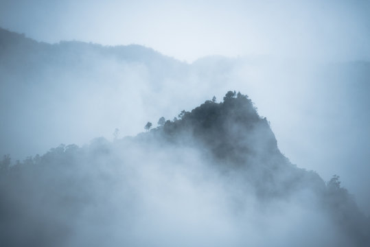 Fototapeta Montagnes et brumes